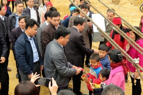 Có cầu treo mới, dân vây quanh Bộ trưởng nói lời cảm ơn - 5 ... và các cháu nhỏ...
