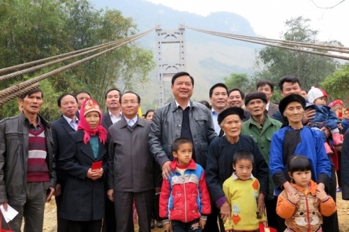 Bộ trưởng chụp ảnh với bà con các dân tộc bản Hái Hoa và làng Bầu dưới chân cầu treo Hái Hoa.