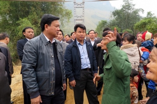 Có cầu treo mới, dân vây quanh Bộ trưởng nói lời cảm ơn - 8 Bộ trưởng chụp ảnh với bà con các dân tộc bản Hái Hoa và làng Bầu dưới chân cầu treo Hái Hoa.