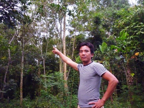 Anh Ngân đang giới thiệu về những loại “chim trời” trong khu vườn của gia đ