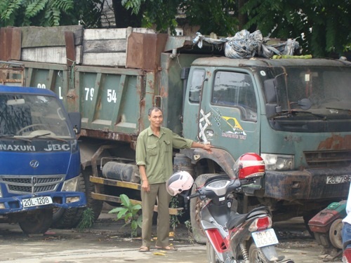 Ông Nguyễn Văn Bắc bên tài sản bị thu giữ tại Công an huyện Đại Từ.