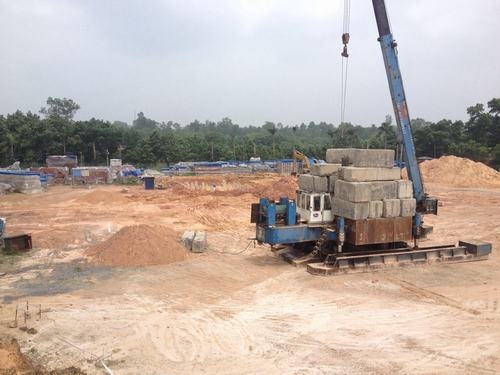 Urenco bàn cách “hợp lý hóa” sai phạm? - 1 Dự
án NEDO vẫn dậm chân tại chỗ, chỉ có vài chiếc cọc được đóng vội (ảnh chụp ngày
29/3/2015).