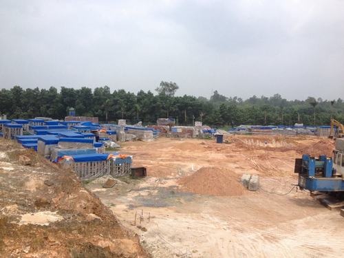 Urenco bàn cách “hợp lý hóa” sai phạm? - 2 Dự
án NEDO vẫn dậm chân tại chỗ, chỉ có vài chiếc cọc được đóng vội (ảnh chụp ngày
29/3/2015).