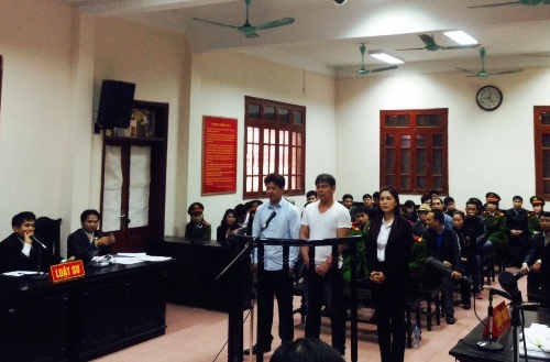 Vụ nhiều bị cáo đồng loạt kêu oan: Toà lại hoãn, nhiều tình tiết cần được làm rõ - 2 Các bị cáo kêu oan và tố bị điều tra viên bức cung nhục hình tại Tòa.