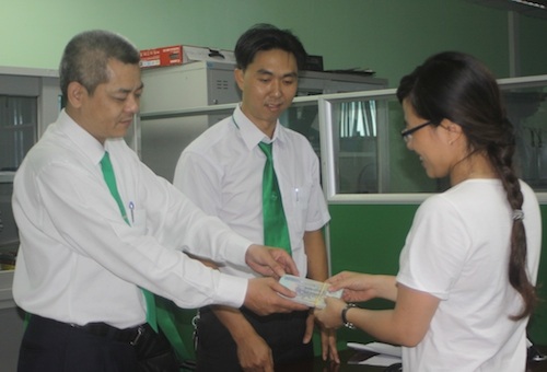 Đại diện hãng taxi Mai Linh trao trả gần 60 triệu đồng cho khách bỏ quên.