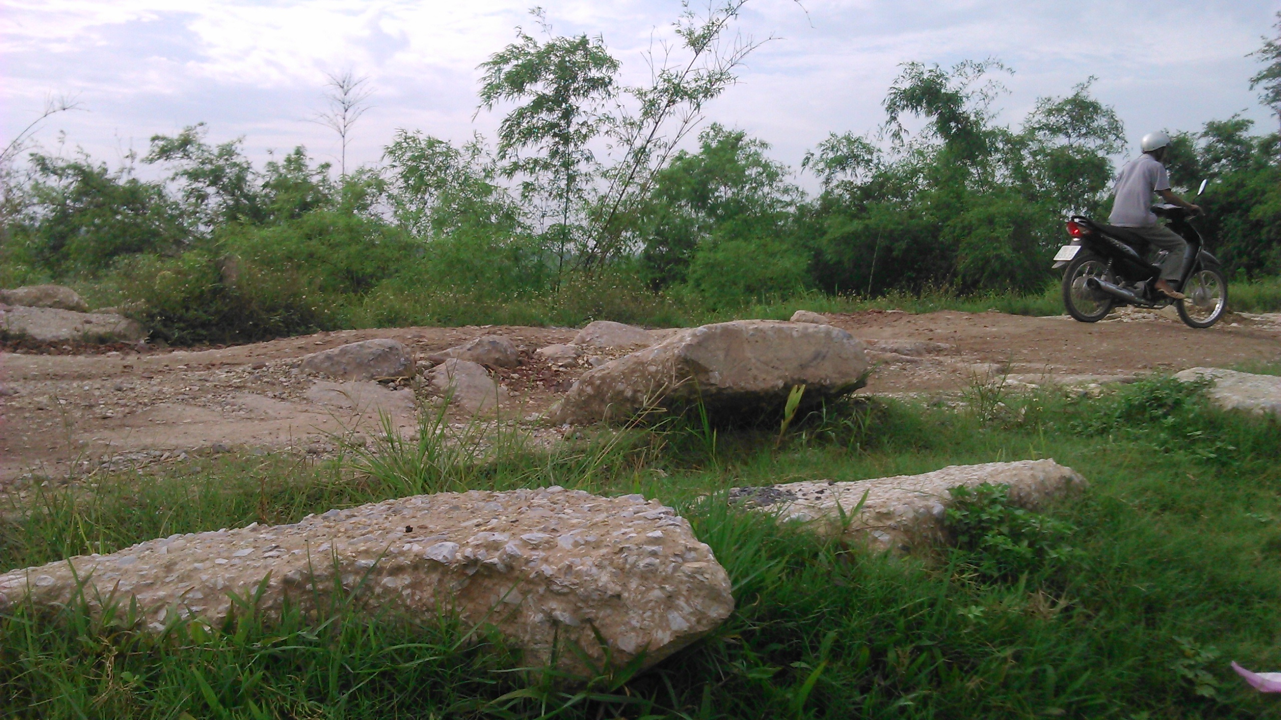 Ẩn hoạ khôn lường trên tuyến đường đê Đại Hà.