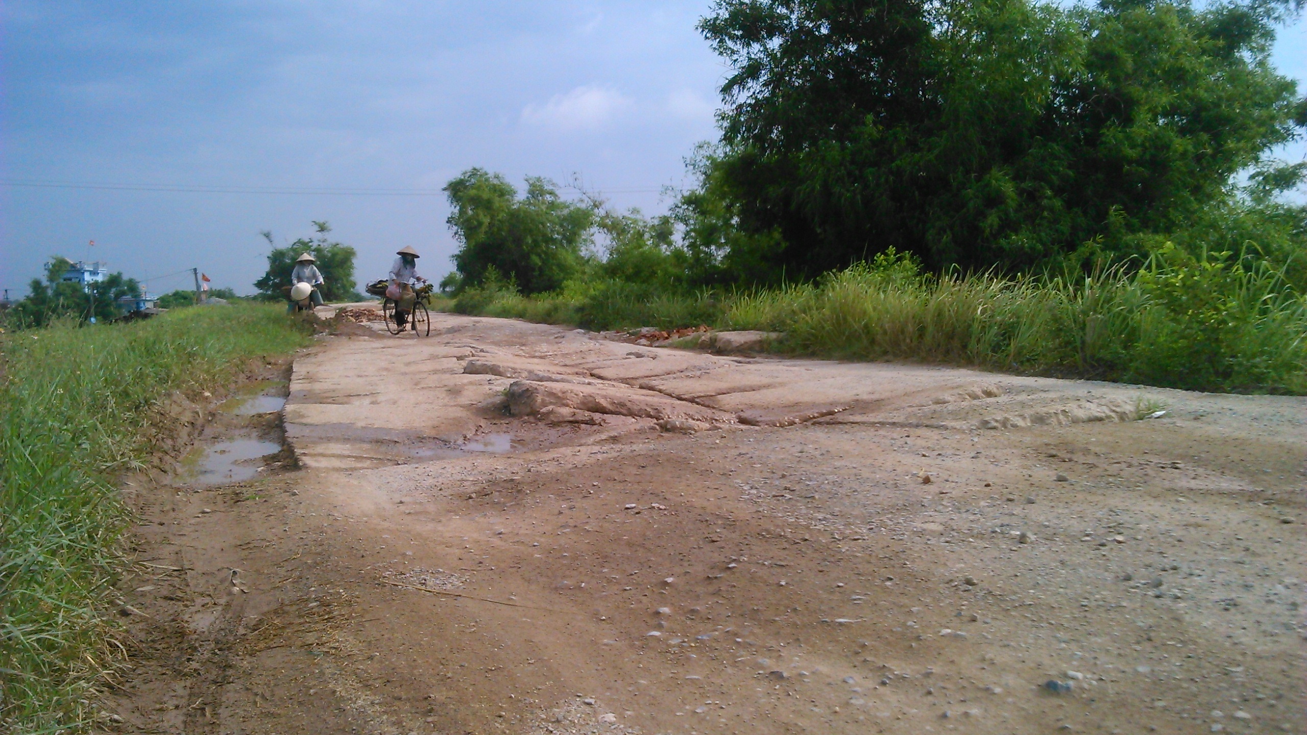 Ẩn hoạ khôn lường trên tuyến đường đê Đại Hà.