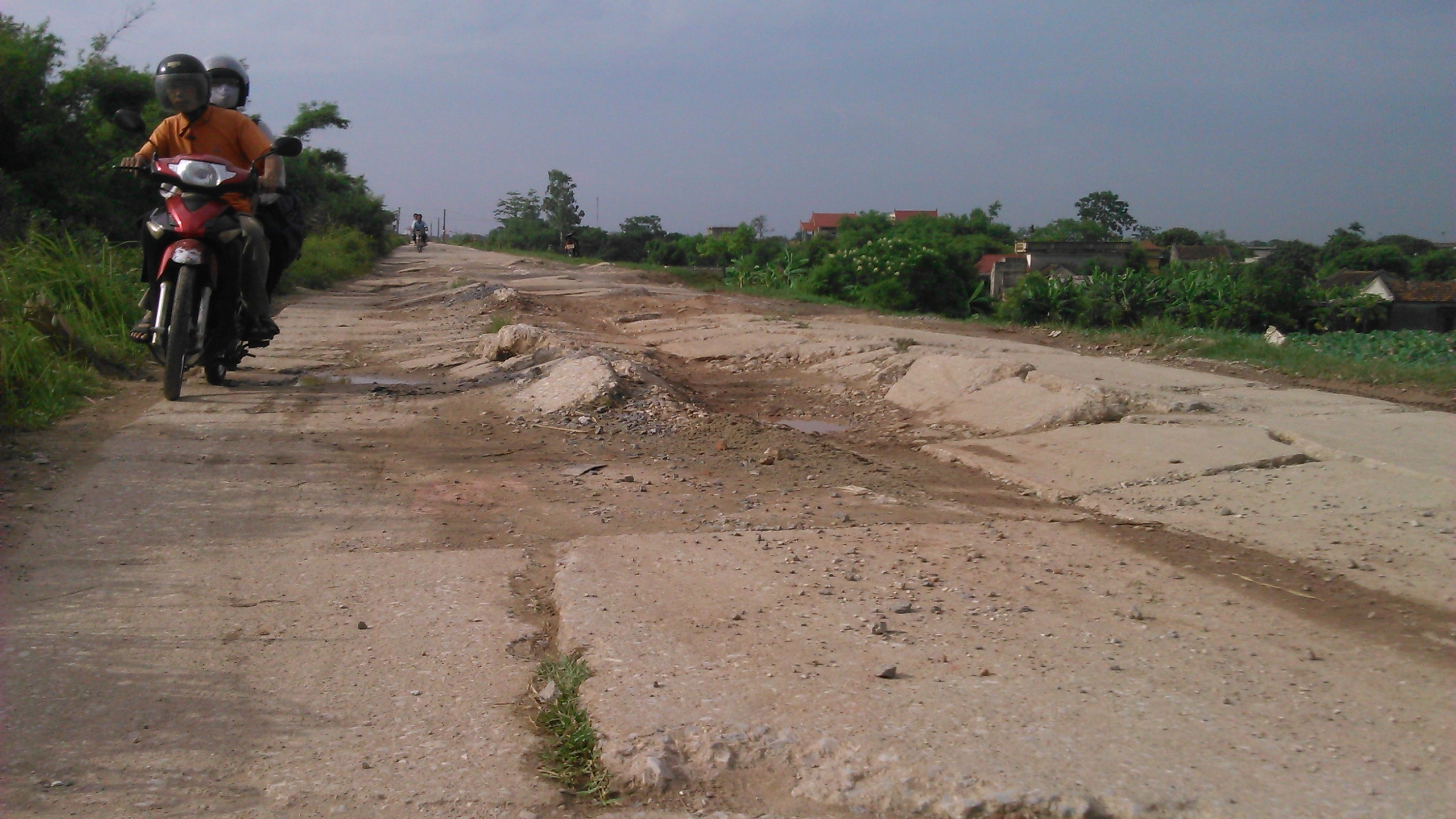 Ẩn hoạ khôn lường trên tuyến đường đê Đại Hà.