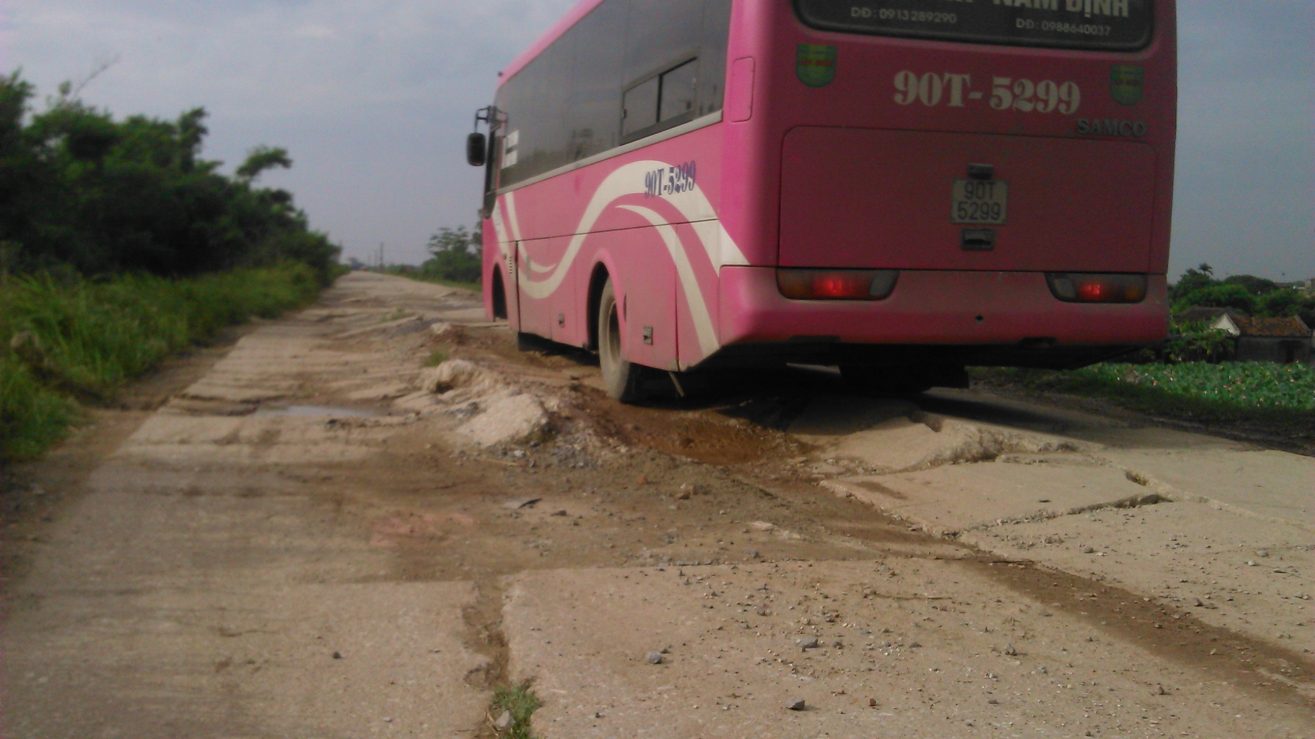 Ẩn hoạ khôn lường trên tuyến đường đê Đại Hà.