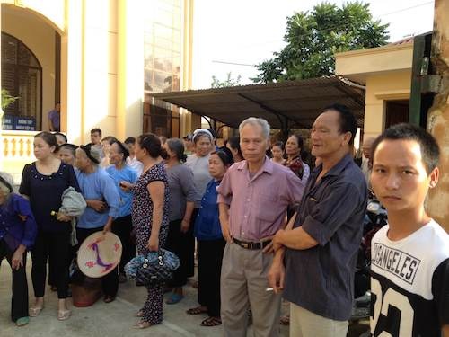 Hàng trăm người thân của bị cáo, người dân địa phương tham dự phiên toà với thái độ phẫn nộ.