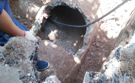 Vụ úng ngập tại khu nhà 146 Quán Thánh: Chọn giải pháp tối ưu để xử lý dứt điểm - 1 Điểm cống tắc nghẽn gây ứ đọng được
công nhân phát hiện xử lý. Ảnh: Tuấn Nguyễn