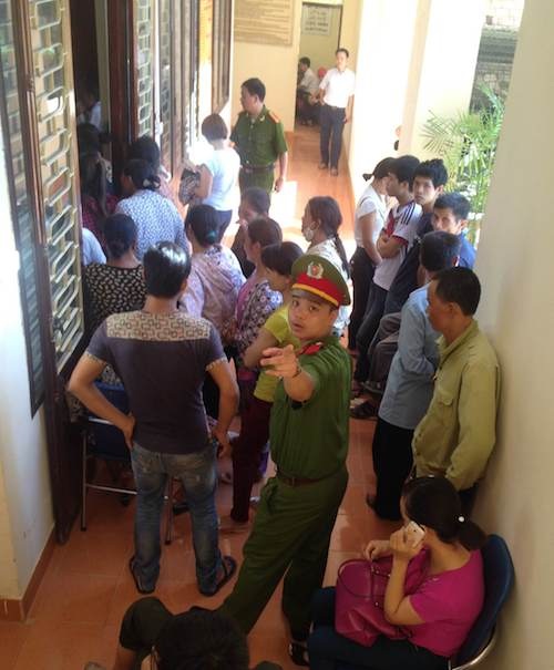 Một phiên toà thu hút hàng trăm người dân tham dự nhưng thất vọng với bản án.