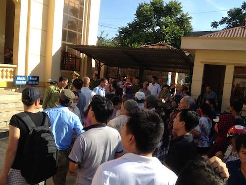 Một phiên toà thu hút hàng trăm người dân tham dự nhưng thất vọng với bản án.