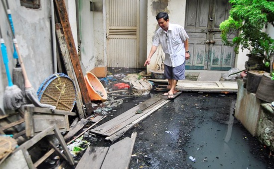Vụ úng ngập tại khu nhà 146 Quán Thánh: Chọn giải pháp tối ưu để xử lý dứt điểm - 2 Điểm cống tắc nghẽn gây ứ đọng được
công nhân phát hiện xử lý. Ảnh: Tuấn Nguyễn