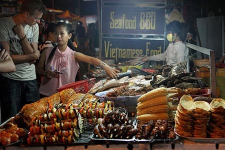 Báo nước ngoài bình chọn Phú Quốc là điểm đến hấp dẫn mùa đông - 7 Hải sản tươi ngon ở chợ đêm Dinh Cậu hấp dẫn du khách nước ngoài