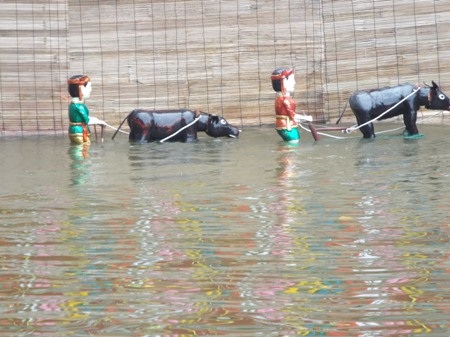 Tục trồng cây nêu
truyền thống của người dân Việt đã thu hút đông đảo giới trẻ