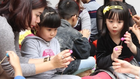 Tục trồng cây nêu
truyền thống của người dân Việt đã thu hút đông đảo giới trẻ