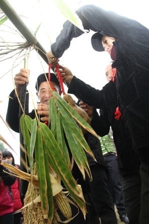 Dịp này cũng là cơ
hội để các ông đồ trổ tài trước những con mắt hiếu kỳ của các em nhỏ