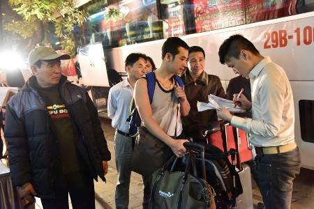 Nghỉ Tết dài ngày, người dân nô nức du xuân - 1 Do nghỉ lễ dài ngày nên các tour du xuân đắt khách