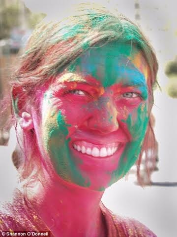 Shannon O'Donnell tham gia vào một lễ hội ở Ấn Độ