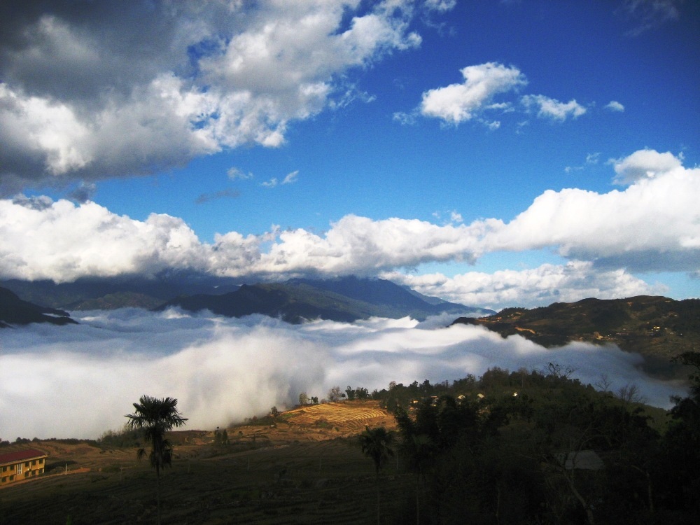 Mây trắng bềnh bồng trên Y Tý.