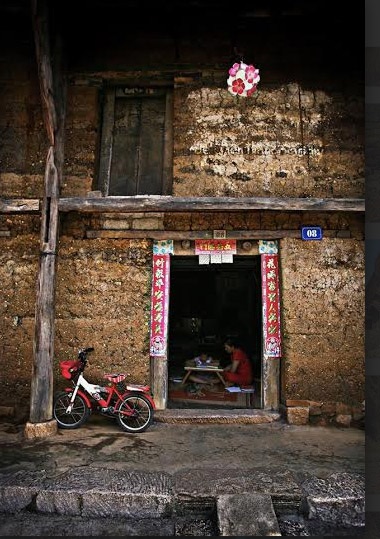 Khám phá ngôi nhà "ấm về đông, mát về hè" trên cao nguyên đá Đồng Văn - 4 Trẻ học bài ngay cửa chính