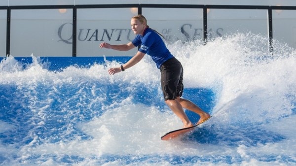 Những ai thích lướt sóng sẽ có hẳn một nơi để tập luyện ngay trên du thuyền.