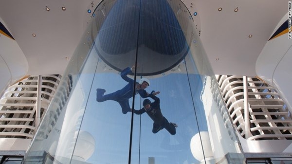 Một chiếc bể bơi ngoài trời ngay bên cạnh khu vực quầy bar.