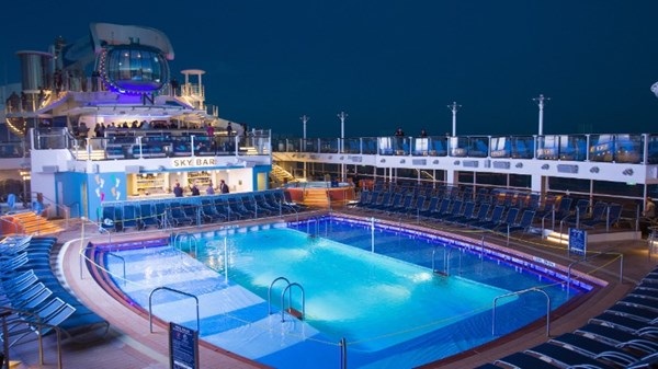 Hay trò chơi lái xe điện ngay bên trong du thuyền.