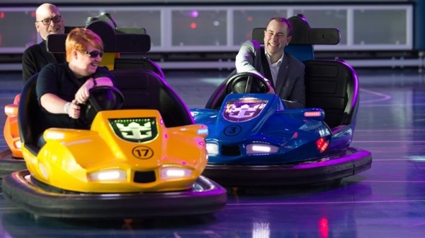 Hay trò chơi lái xe điện ngay bên trong du thuyền.