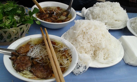 Một ngày trên đất Sài Thành - 2 Một bữa trưa vỉa hè sẽ cho bạn cơ hội tận hưởng Sài Gòn toàn diện hơn,... (ảnh: Vietnamnet).