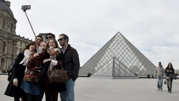 Gậy tự sướng bị cấm tiệt tại Paris - 1 Gậy tự sướng bị cấm tiệt tại Paris