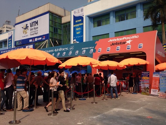 Giảm giá "sốc", hội chợ du lịch quốc tế 2015 "nóng” lên từng giờ - 2 Khách đứng kín tại nhiều gian hàng tham gia VITM 2015.