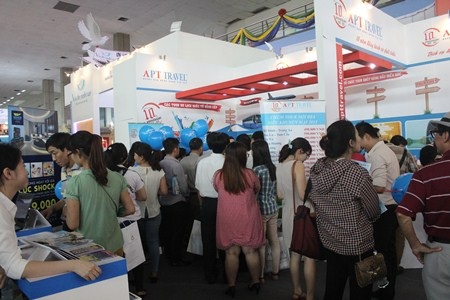 Khách đứng kín tại nhiều gian hàng tham gia VITM 2015.