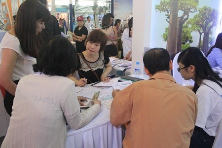 Tại các gian hàng lượng khách đều chật kín.