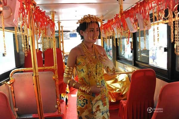 Choáng ngợp cô gái đeo vàng khắp người đi xe buýt - 4 Theo