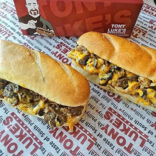 Ăn bánh Philly Cheesesteak ở Philadelphia. (Nguồn: POPSUGAR)