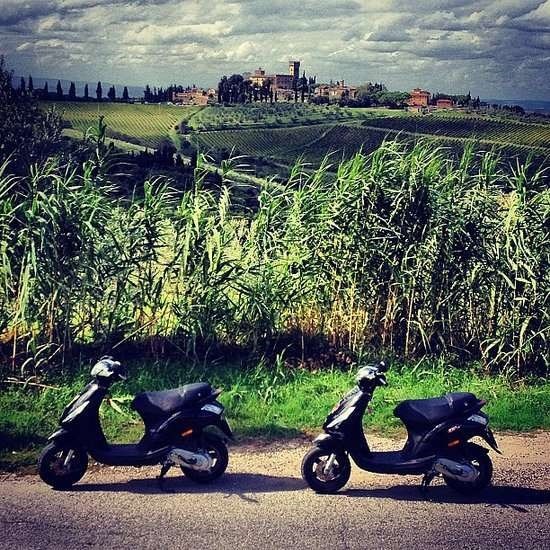 Lái xe Vespa ở Tuscany. (Nguồn: POPSUGAR)