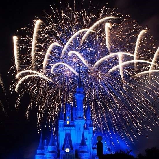 Xem bắn pháo hoa ở Lâu đài Cinderella. (Nguồn: POPSUGAR)