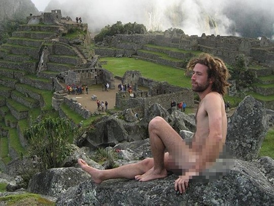 Thoát y ở di tích lịch sử.