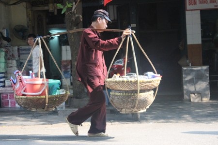 Ba gánh hàng rong “hút hồn” người Hà Nội