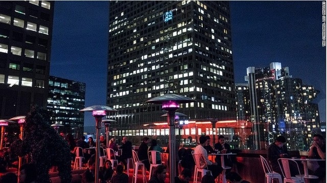 30 quán bar khách sạn lý tưởng cho kỳ nghỉ của bạn - 11 The Rooftop Bar ở The Standard (Los Angeles) còn có cả một bể bơi vô cực để phục vụ du khách