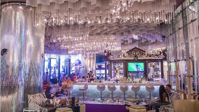 30 quán bar khách sạn lý tưởng cho kỳ nghỉ của bạn - 13 Quán bar Chandelier ở Cosmopolitan (Las Vegas) lung linh trong ánh đèn chùm