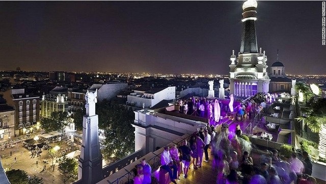 30 quán bar khách sạn lý tưởng cho kỳ nghỉ của bạn - 16 Quán bar The Roof, ME Madrid (Tây Ban Nha) sử dụng những ánh đèn sắc tím trông rất sang trọng