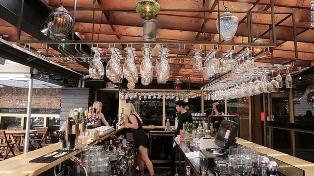 30 quán bar khách sạn lý tưởng cho kỳ nghỉ của bạn - 17 Quán bar The Roof, ME Madrid (Tây Ban Nha) sử dụng những ánh đèn sắc tím trông rất sang trọng