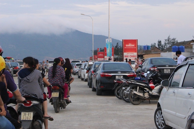 Nghỉ lễ kéo dài, du khách đổ về các bãi biển Hà Tĩnh đông nghịt - 2 Các tuyến đường biển luôn đông đúc