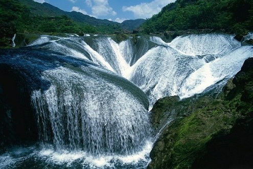 Cửu Trại Câu - "Thiên đường của hạ giới" - 2 Ngay khi đến đây, du khách đã nghe thấy tiếng thác nước đổ ào ào và bụi nước mờ ảo như sương khói.