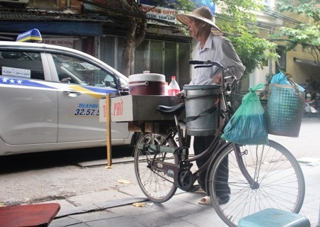 Ba gánh hàng rong “hút hồn” người Hà Nội