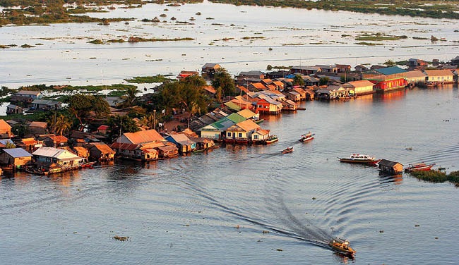 "Lạnh người" với 13 hồ nước độc, dị nhất thế giới - 23 Dù nguy hiểm song hồ Taal vẫn thu hút một lượng lớn khách du lịch tới tham quan.