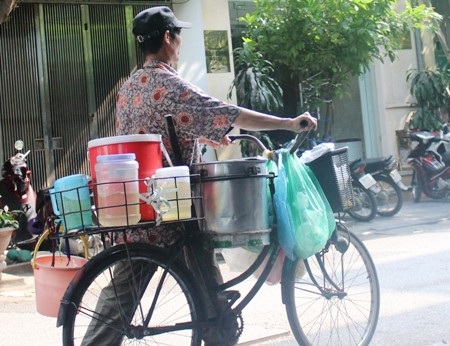 Ba gánh hàng rong “hút hồn” người Hà Nội